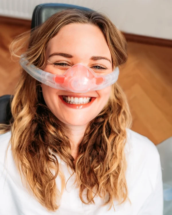 ragazza sorridente sotto sedazione cosciente
