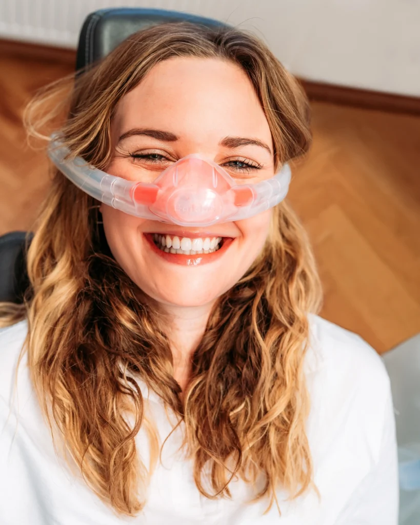 ragazza sorridente sotto sedazione cosciente