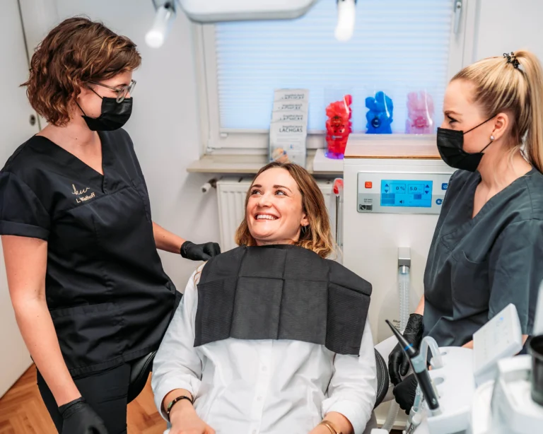 paziente e dentista sorridenti grazie alla sedazione cosciente