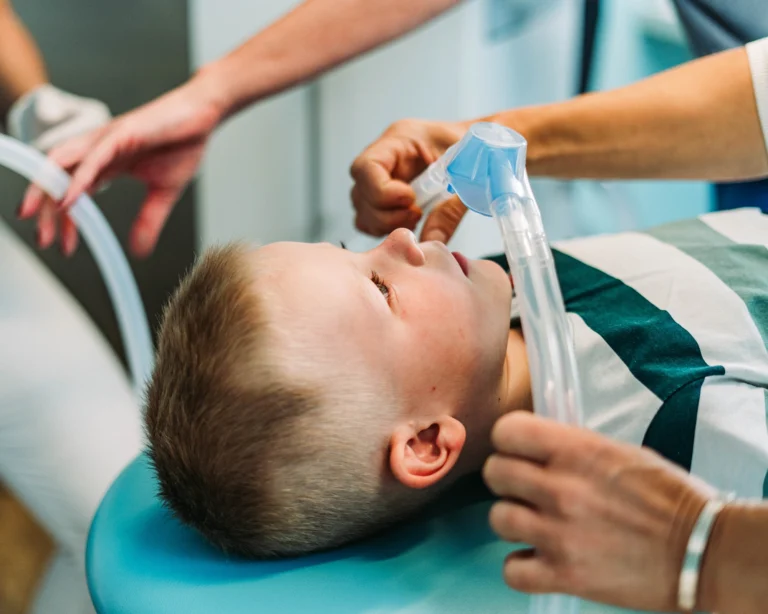 sedazione cosciente su bambino durante la visita dal odontoiatra